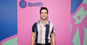 Who Are Skylar Astin’s Parents? Meet His Father, Mother, Siblings, Family￼